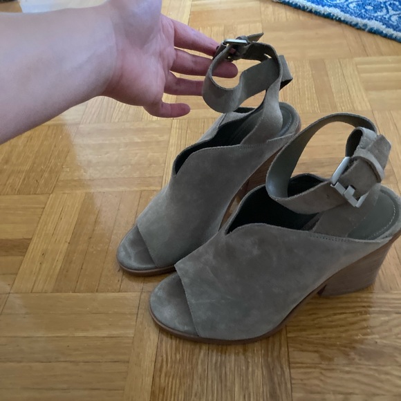 Marc Fisher Grey suede wood block heel size 8.5 - Picture 1 of 4
